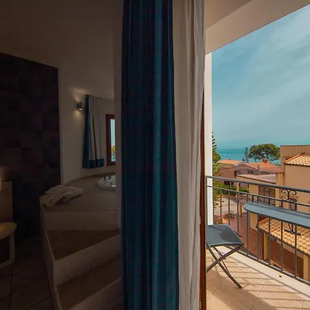 Hotel Baia Del Capitano 4*