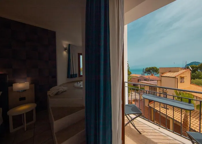 Hotel Baia Del Capitano 4*